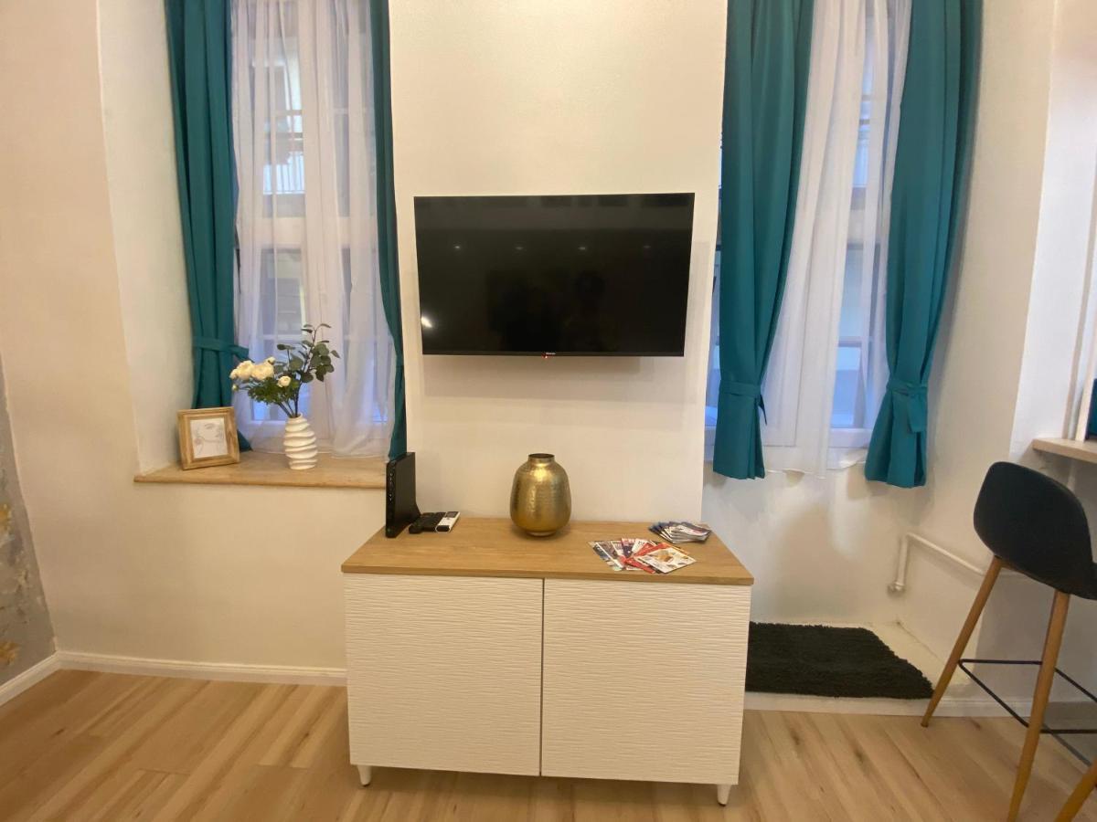 Goldart Design Apartment In The Heart Of Budapest Exteriör bild