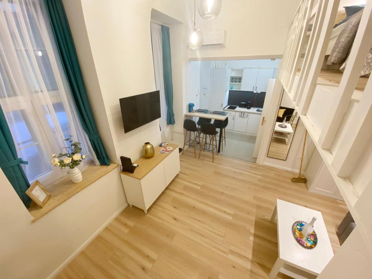 Goldart Design Apartment In The Heart Of Budapest Exteriör bild