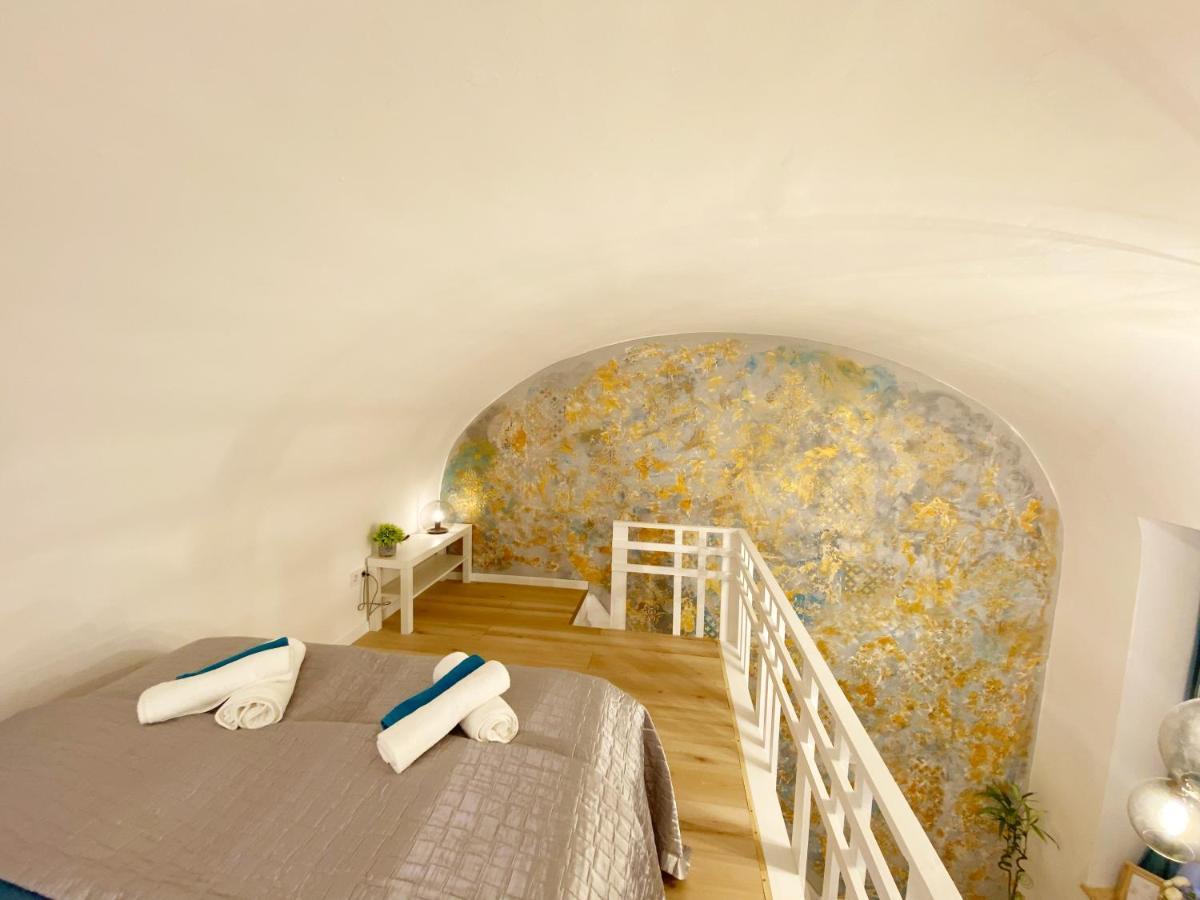 Goldart Design Apartment In The Heart Of Budapest Exteriör bild